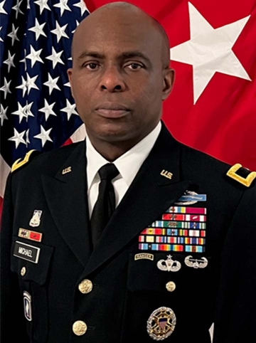 General de Brigada y Comandante General Adjunto Stephen L. A. Michael (Ret.), Ejército de Estados Unidos